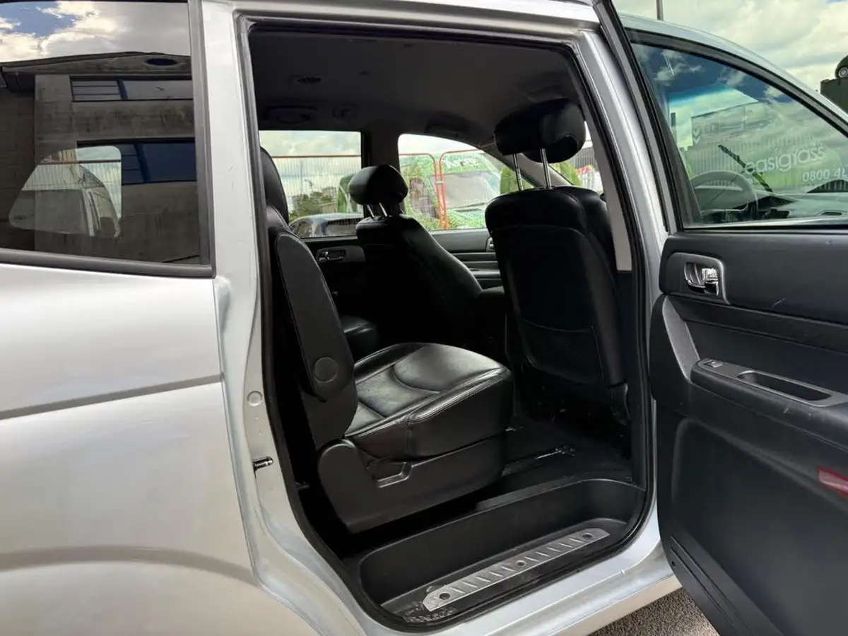 2018-kgm-ssangyong-turismo-22td-ex-auto-big-18