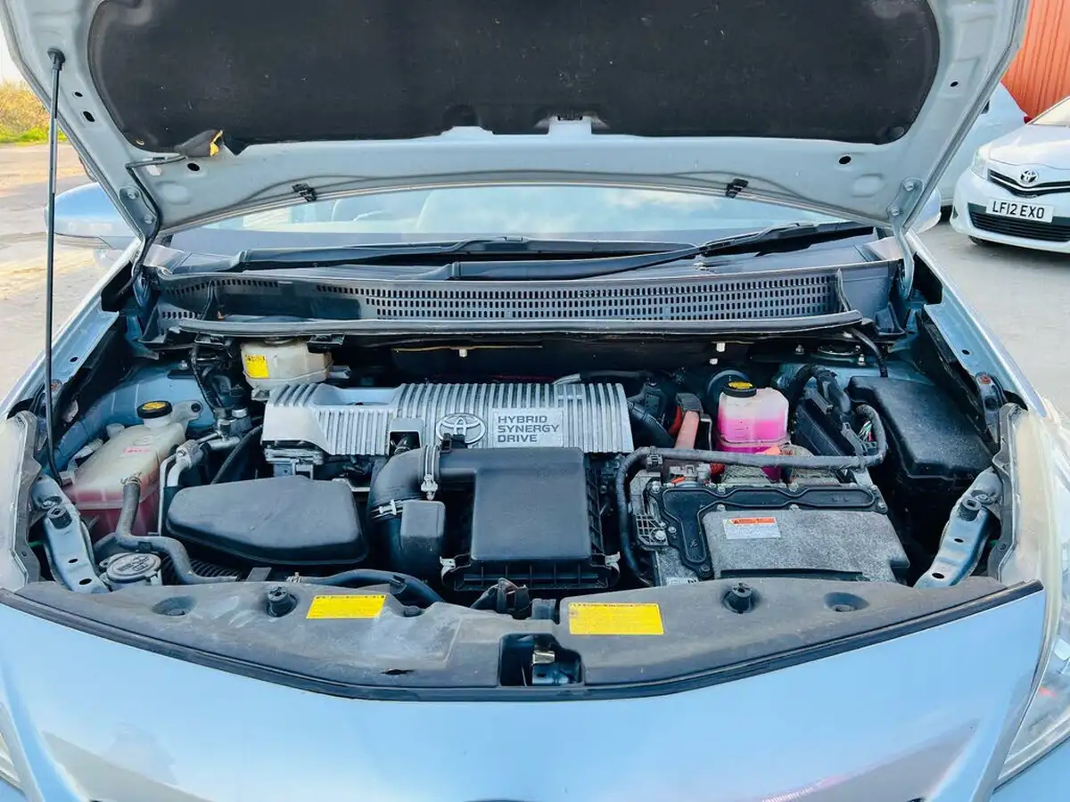2012-toyota-prius-big-28