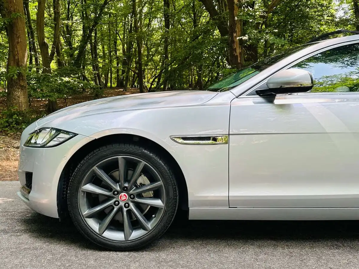 2018-jaguar-xf-20td-portfolio-240ps-awd-saloon-4d-1998cc-auto-big-32