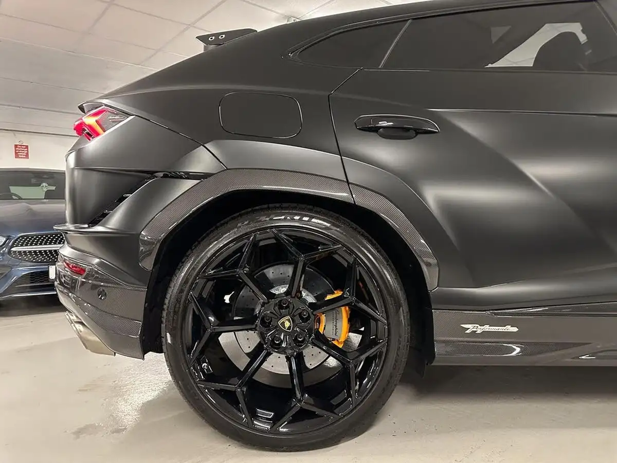 2023-lamborghini-urus-40-no-trim-big-17