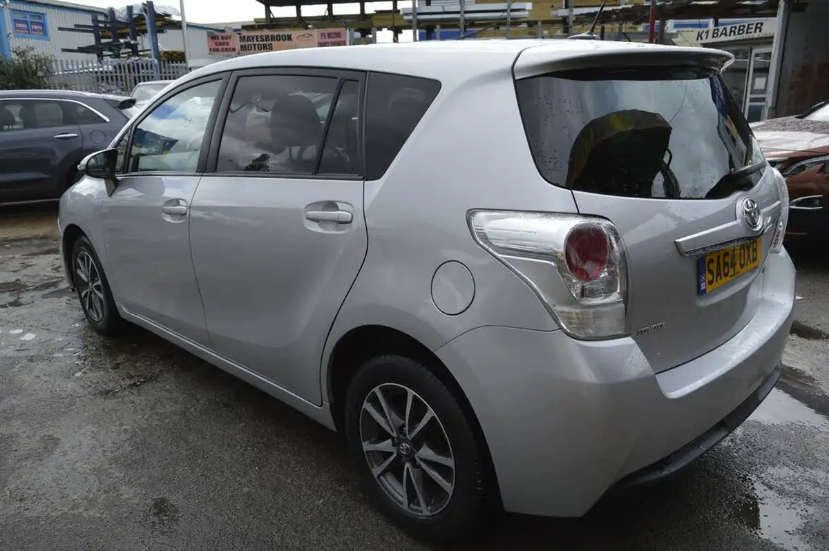 2014-toyota-verso-18-icon-7st-big-3
