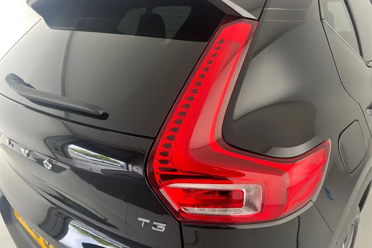 2022-volvo-xc40-15-t3-r-design-auto-big-19