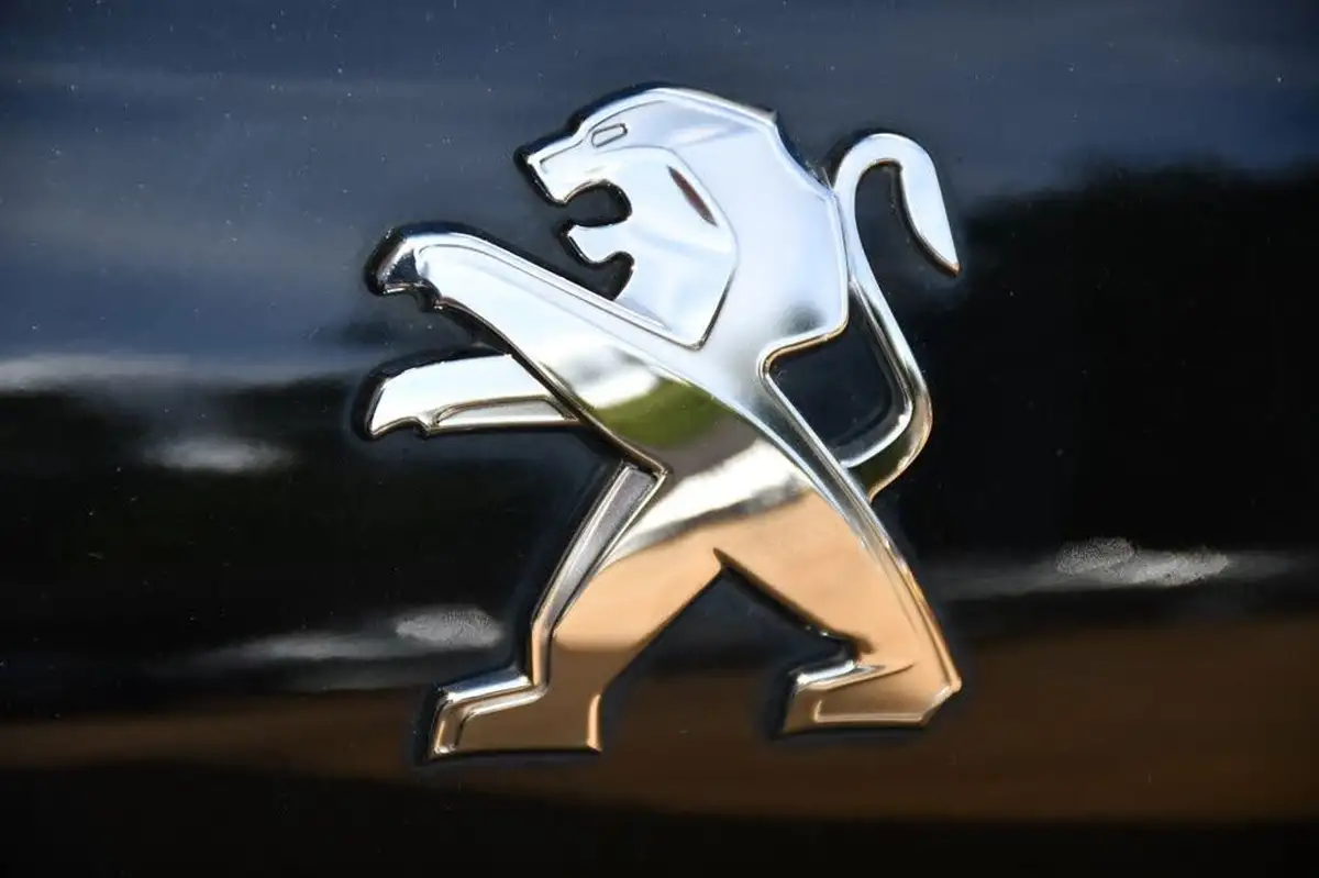 2016-peugeot-208-12-puretech-gt-line-5d-big-8
