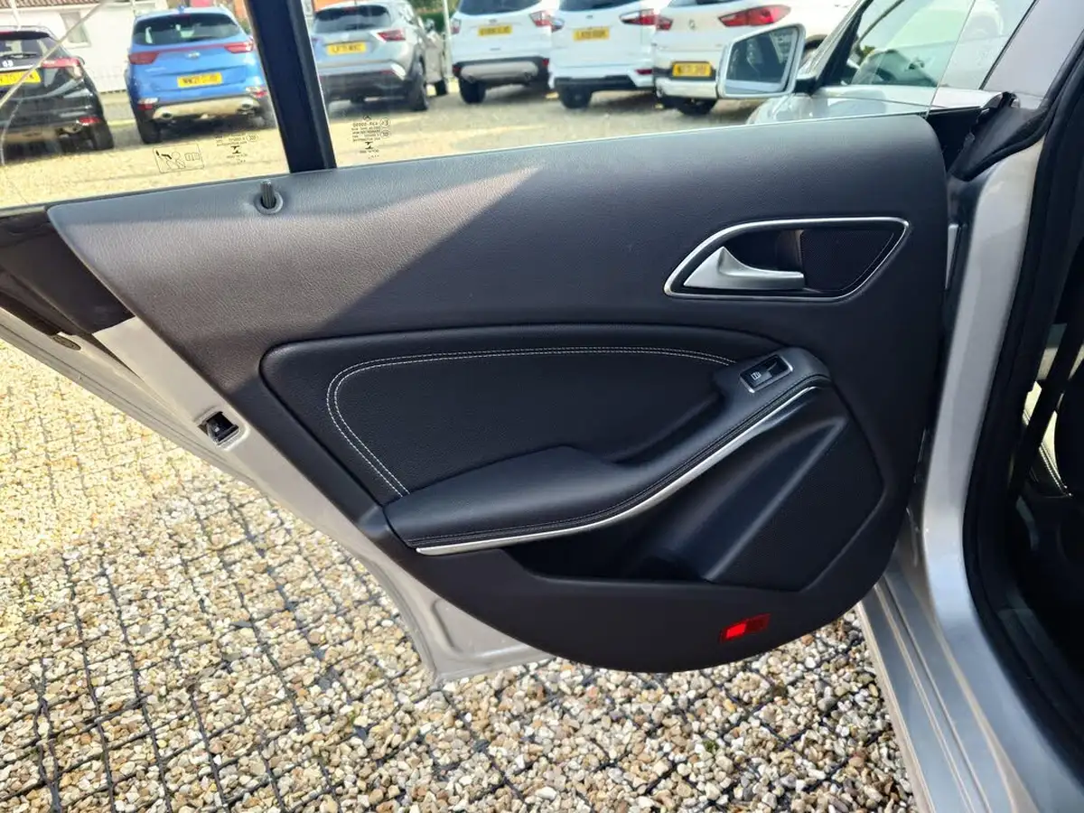 2017-mercedes-benz-cla-21d-cla-200-sport-coupe-4d-big-19