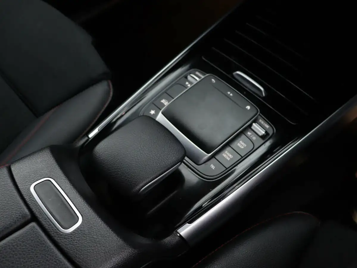 2021-mercedes-benz-glb-class-13-glb200-amg-line-7g-tronic-big-28