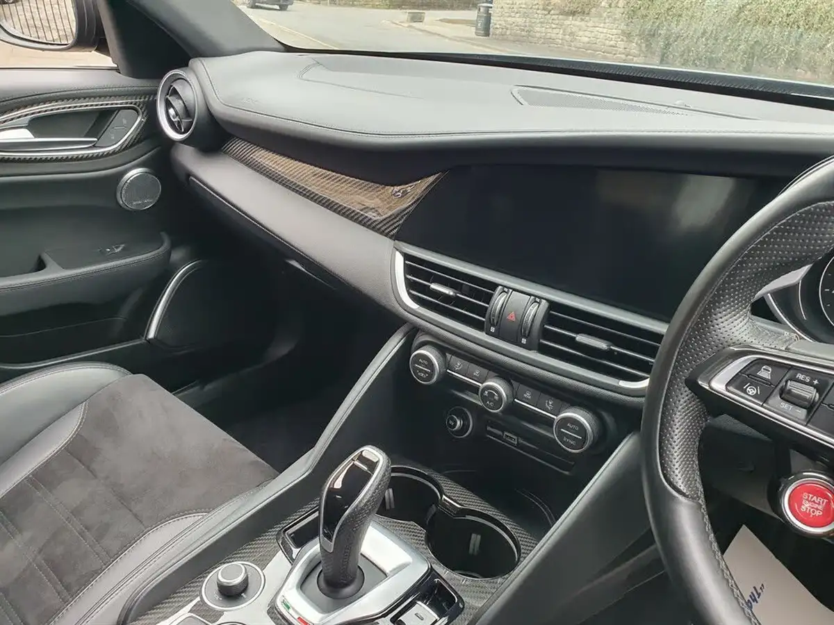 2021-alfa-romeo-giulia-29-biturbo-quadrifoglio-big-26