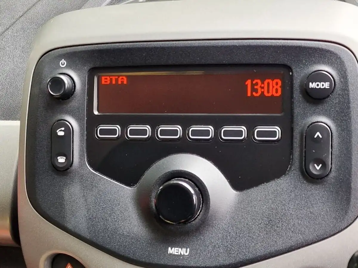 2015-toyota-aygo-10-vvt-i-x-play-5d-big-26