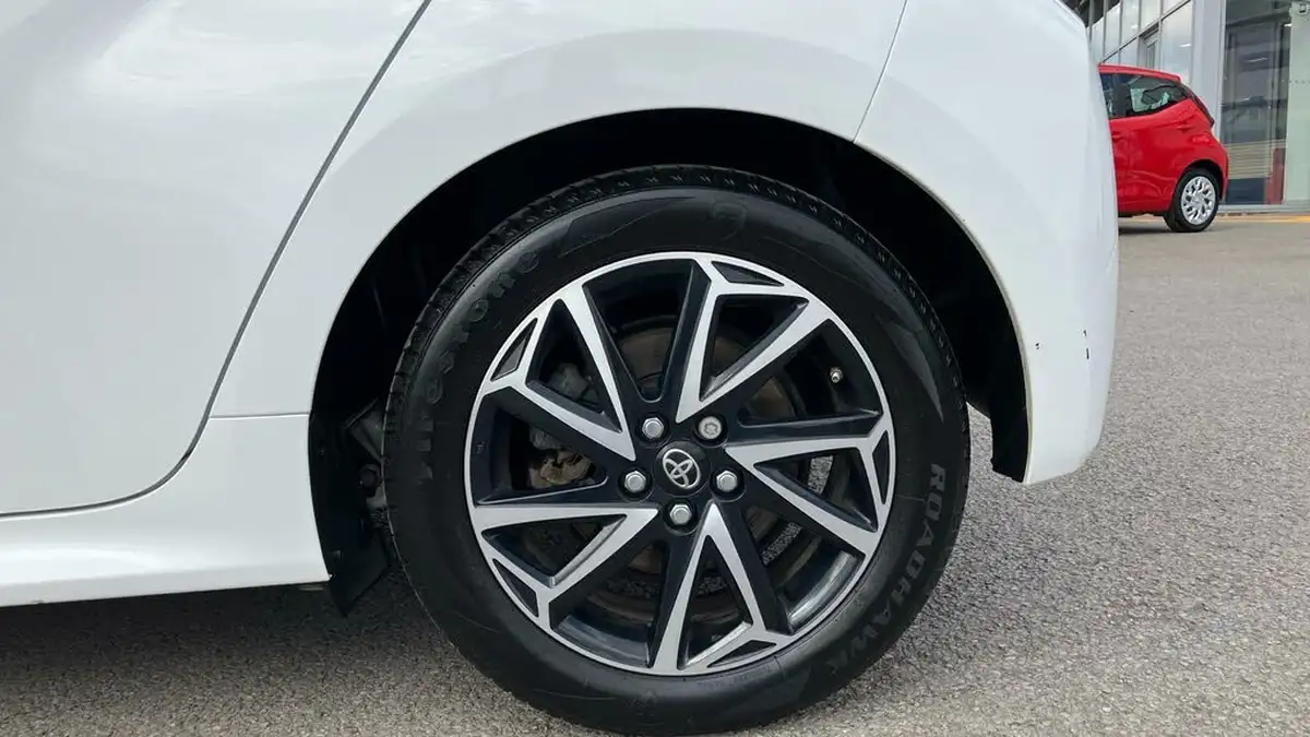 2021-toyota-yaris-15-vvt-i-design-big-17