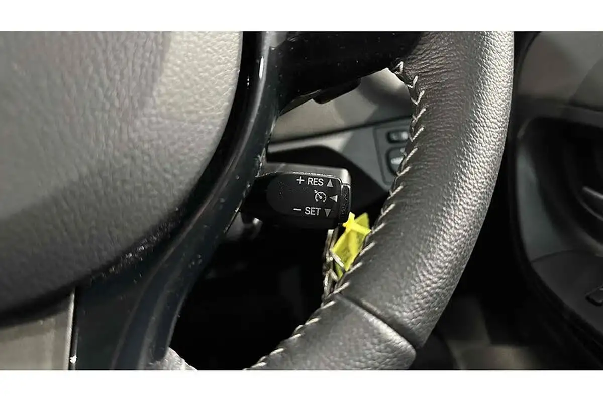 2018-toyota-yaris-15-vvt-i-icon-tech-111bhp-1496cc-cvt-big-31