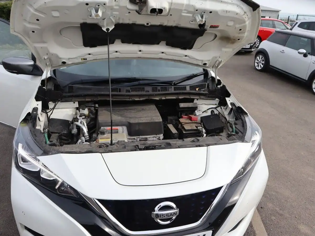 2019-nissan-leaf-e-tekna-big-39