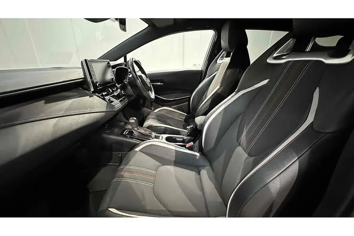 2020-toyota-corolla-18-vvt-i-gr-sport-17in-alloy-wheelstrk-touring-sports-big-19