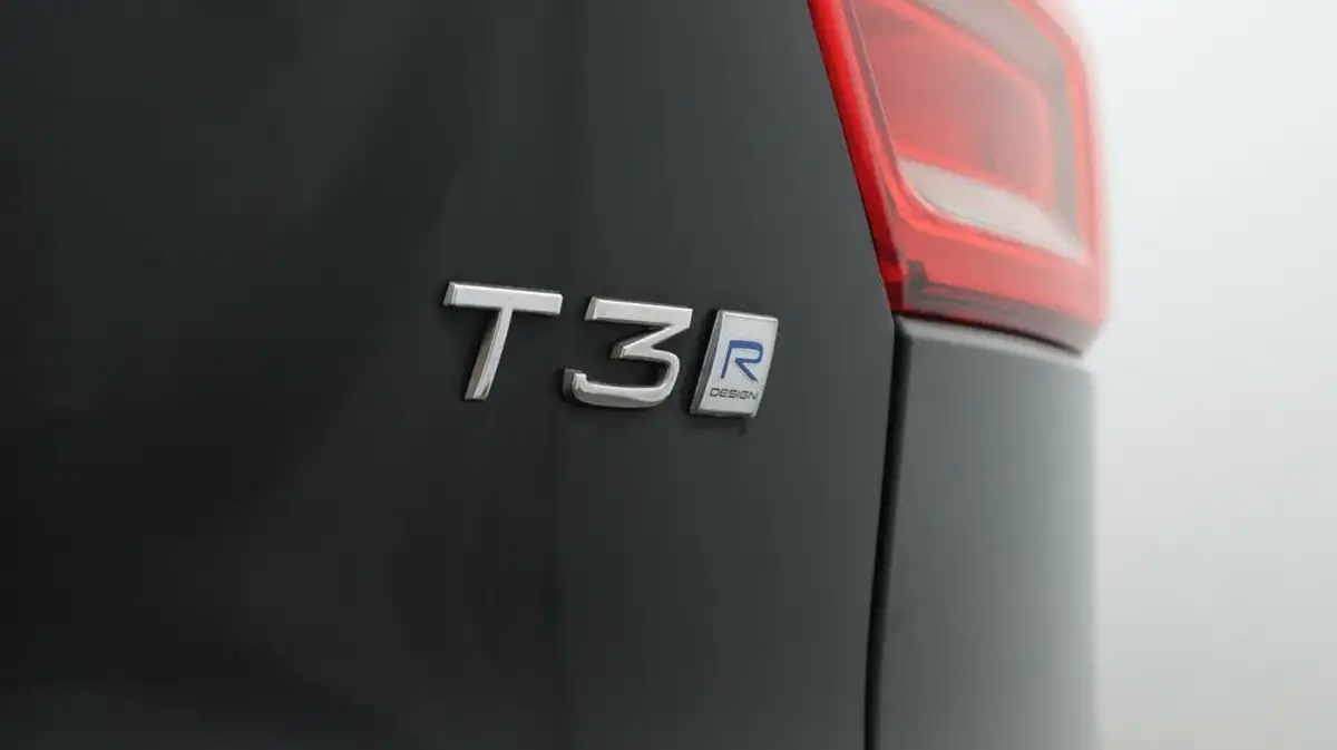 2020-volvo-xc40-15-t3-r-design-big-22