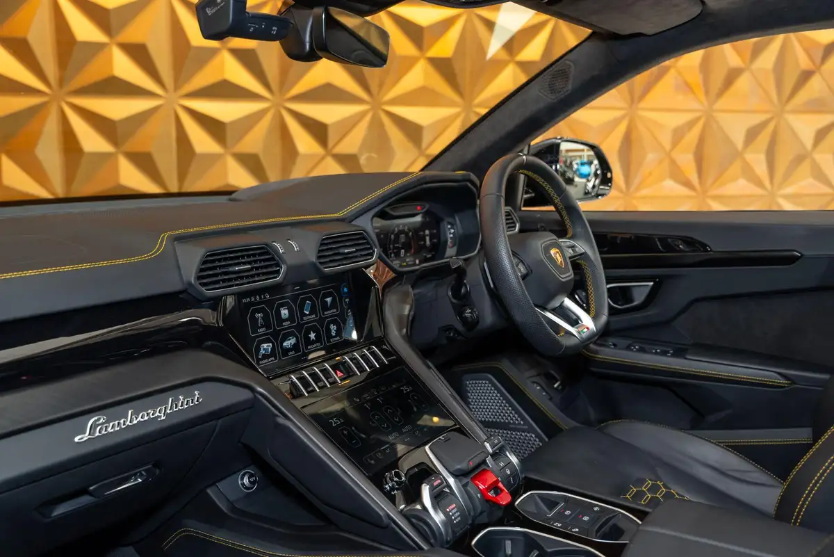 2022-lamborghini-urus-40-no-trim-big-15