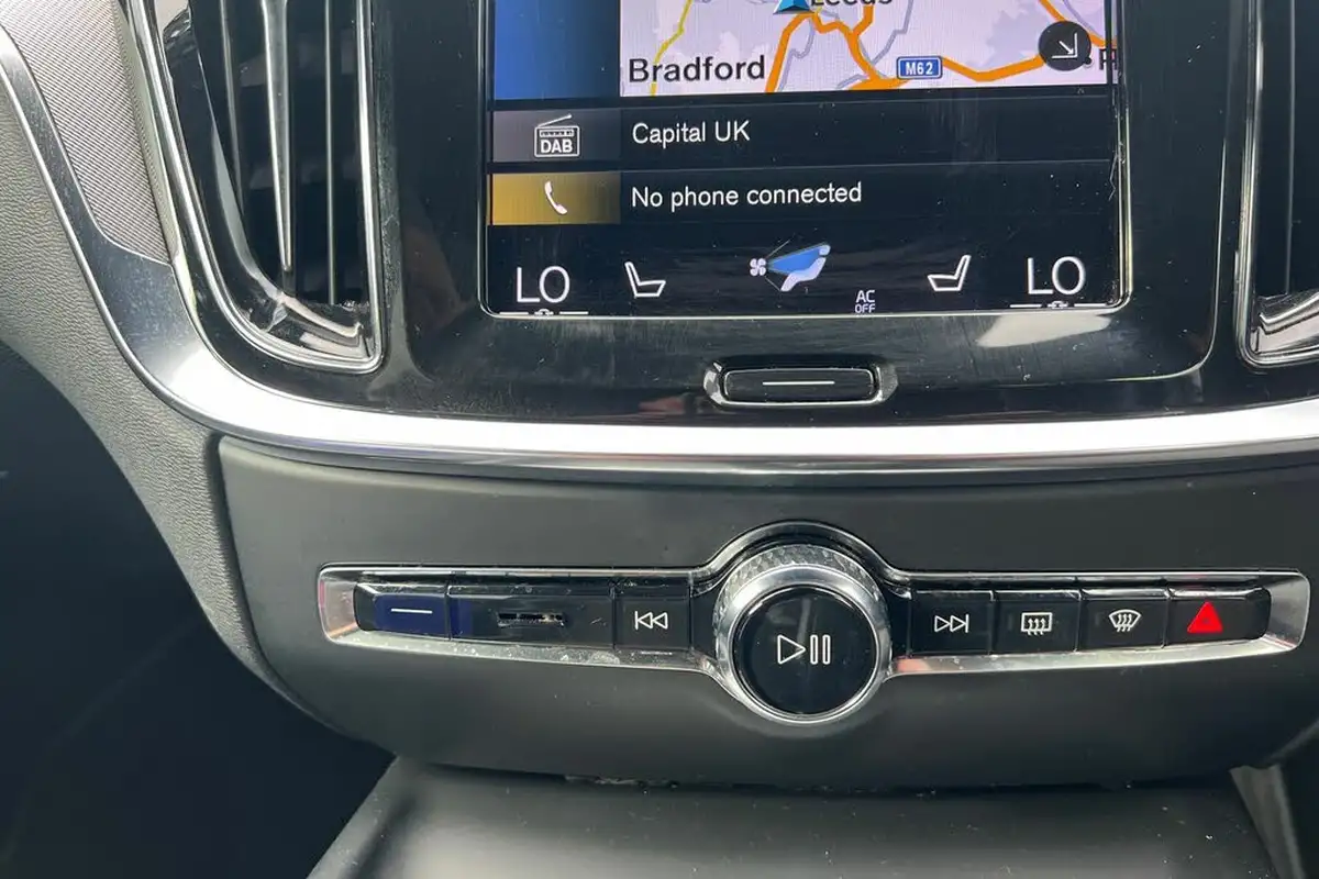 2021-volvo-v60-20-b3-r-design-160bhp-big-13