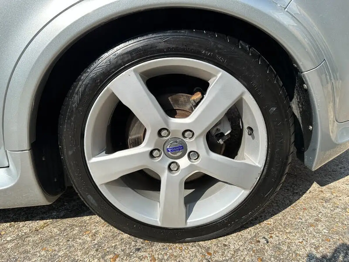 2012-volvo-c30-20-r-design-big-28