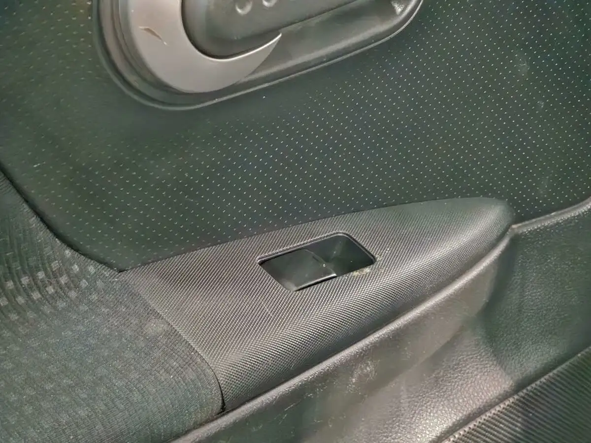 2012-nissan-note-14-n-tec-big-36