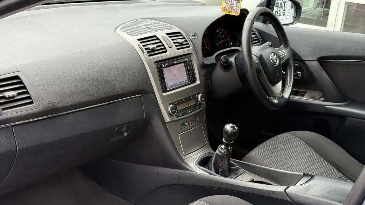 2010-toyota-avensis-big-10