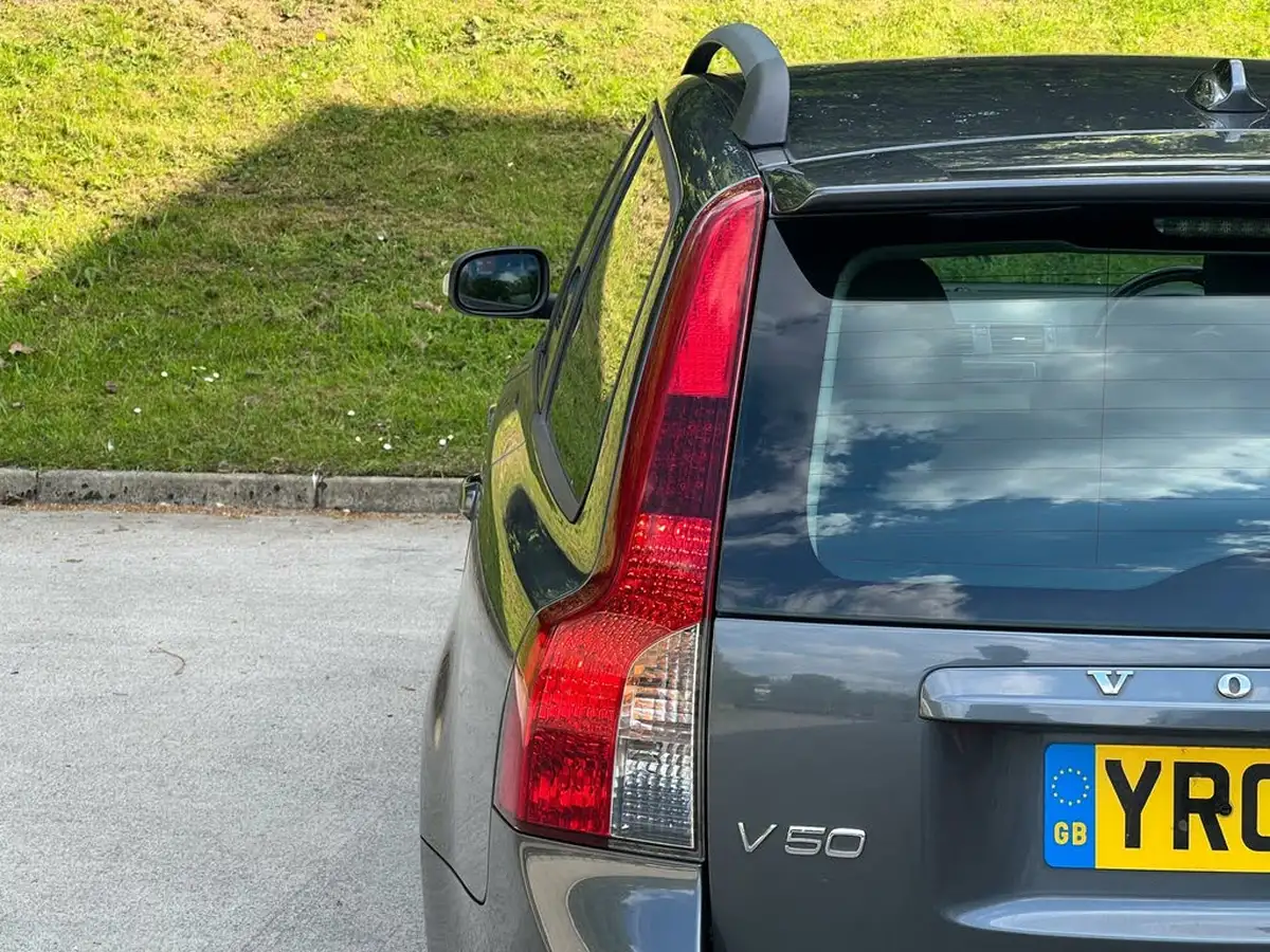 2009-volvo-v50-20td-r-design-sport-big-19