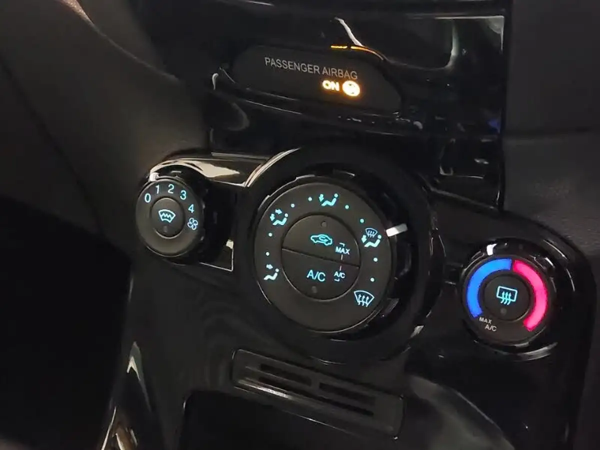 2015-ford-fiesta-125-zetec-5d-big-14