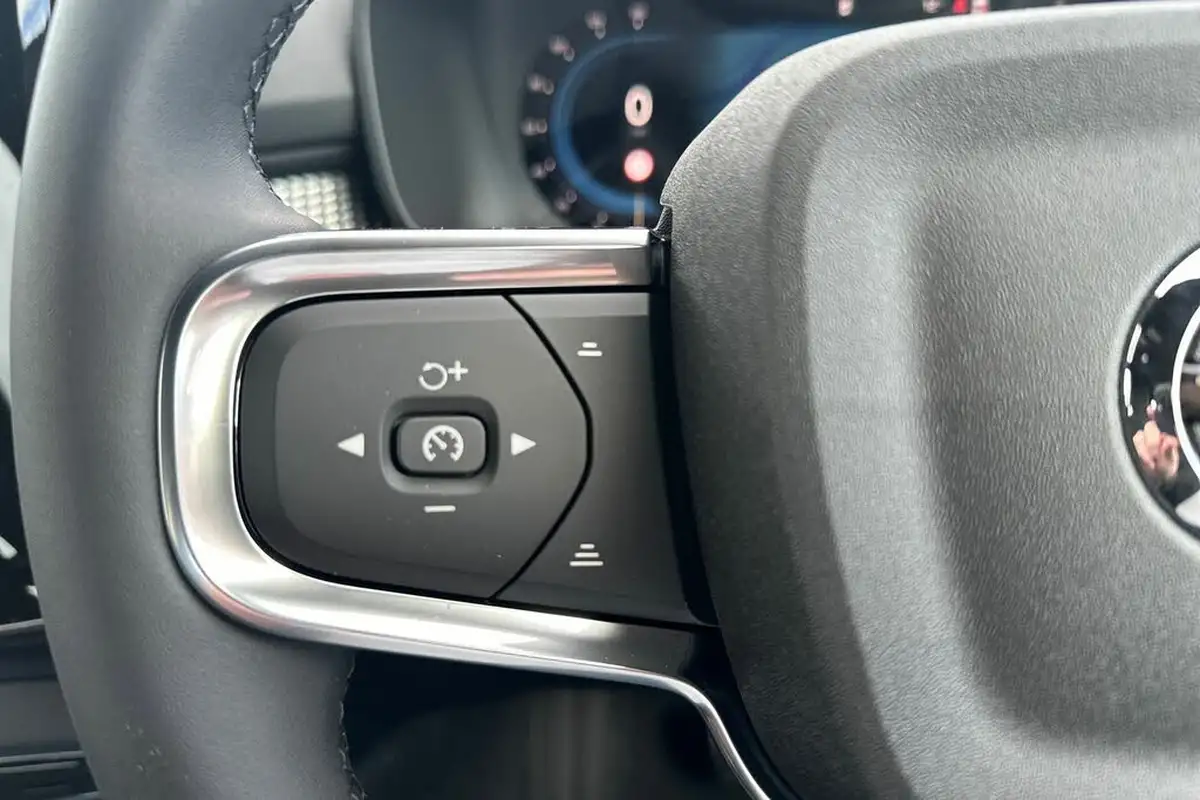 2024-volvo-xc40-20-b3-plus-big-10