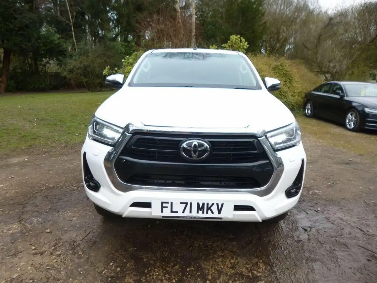 2021-toyota-hi-lux-24d-4d-invincible-150hpeu6d-big-3