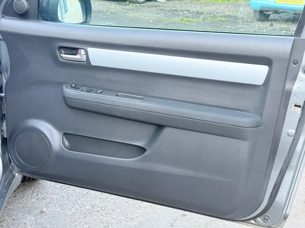 2009-suzuki-swift-13-attitude-big-35