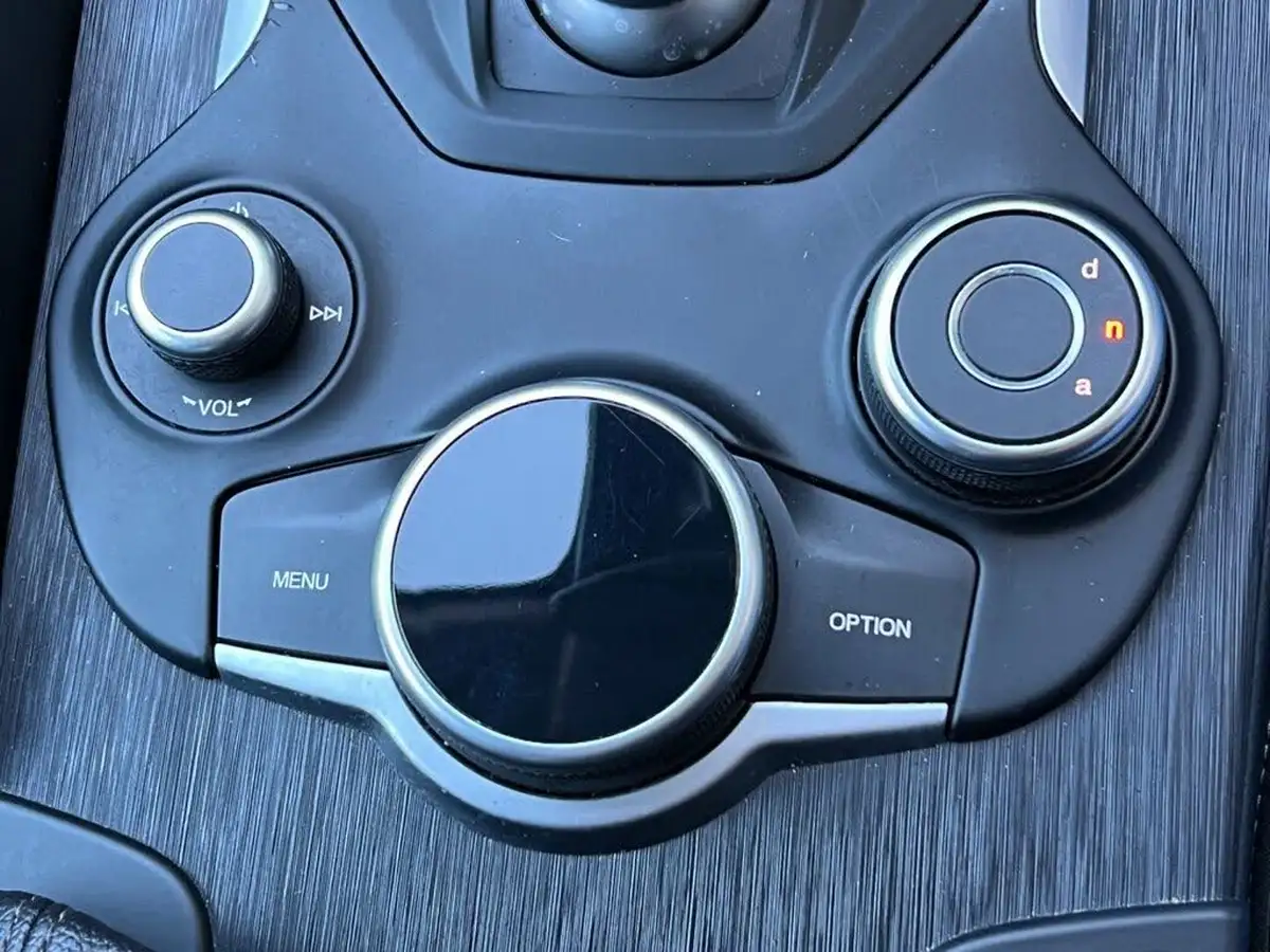 2020-alfa-romeo-giulia-20-nero-edizione-big-38
