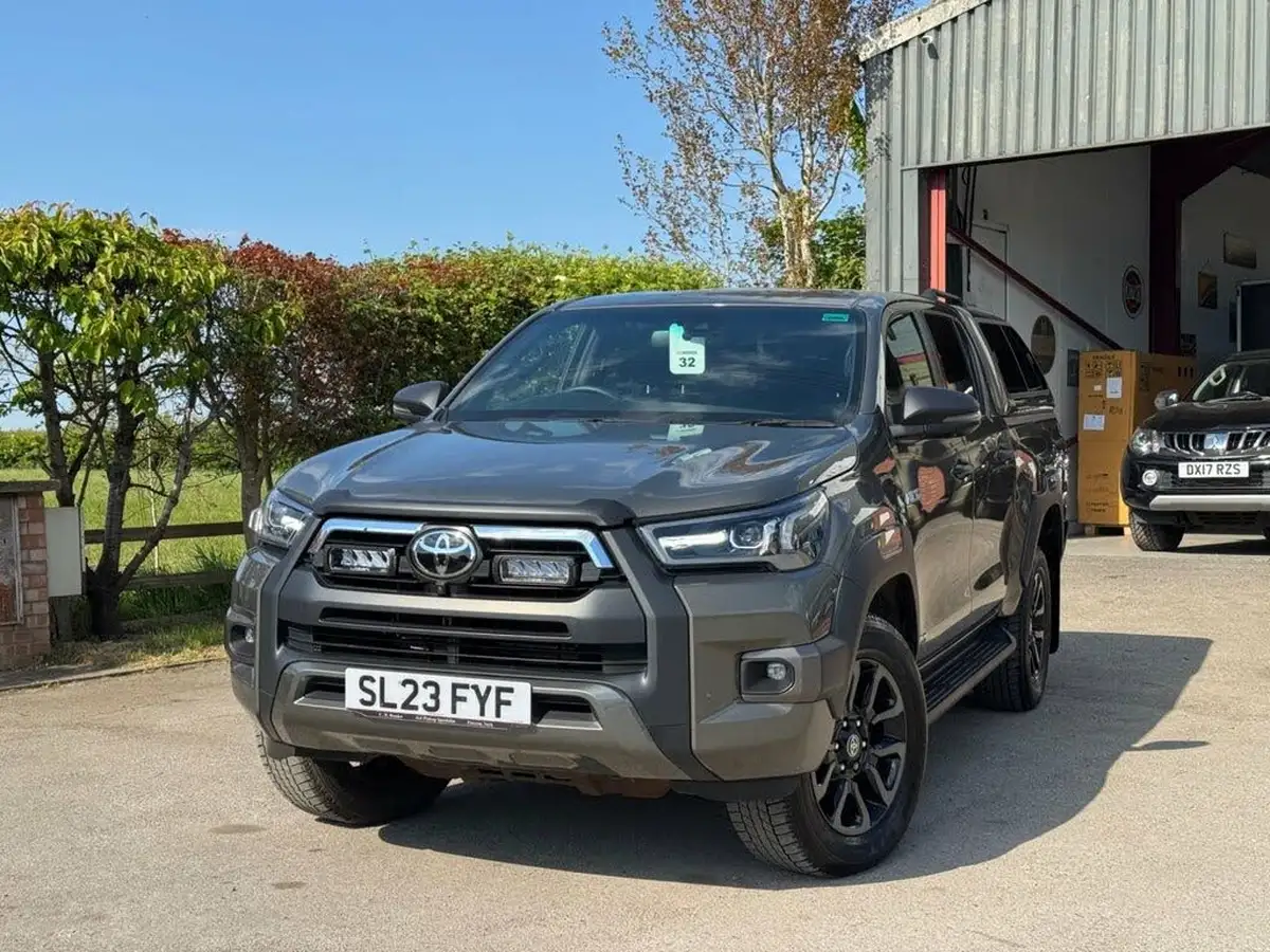 2023-toyota-hi-lux-28d-4d-invincible-x-2754cc-auto-big-11