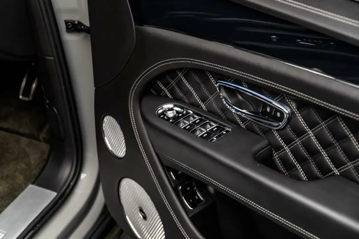 2021-bentley-bentayga-40-v8-big-30