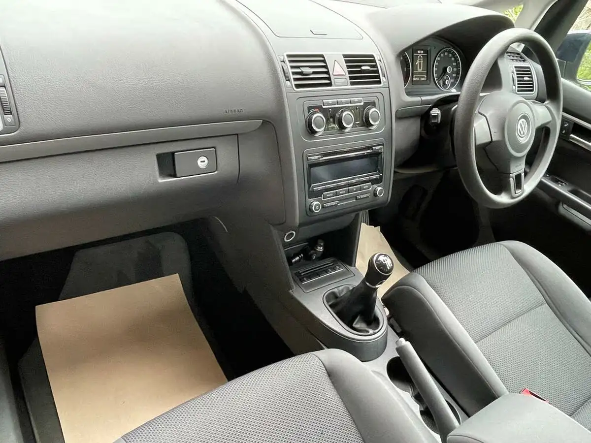 2013-volkswagen-touran-16td-bluemotion-s-tech-ss-big-24