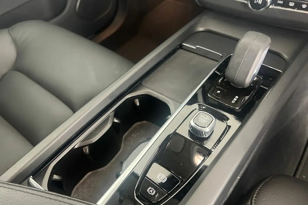 2021-volvo-xc60-20td-b4-momentum-awd-big-12
