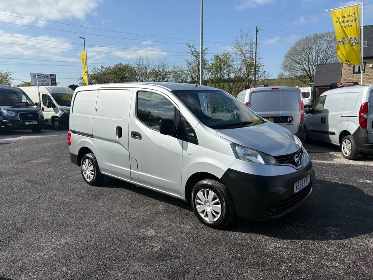2015-nissan-nv200-15td-acenta-89bhp-panel-van-big-5