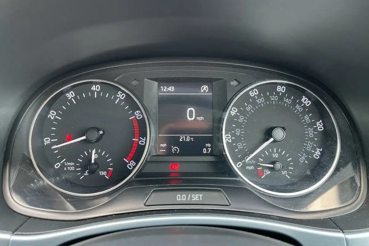 2016-skoda-fabia-12-tsi-colour-edition-big-12