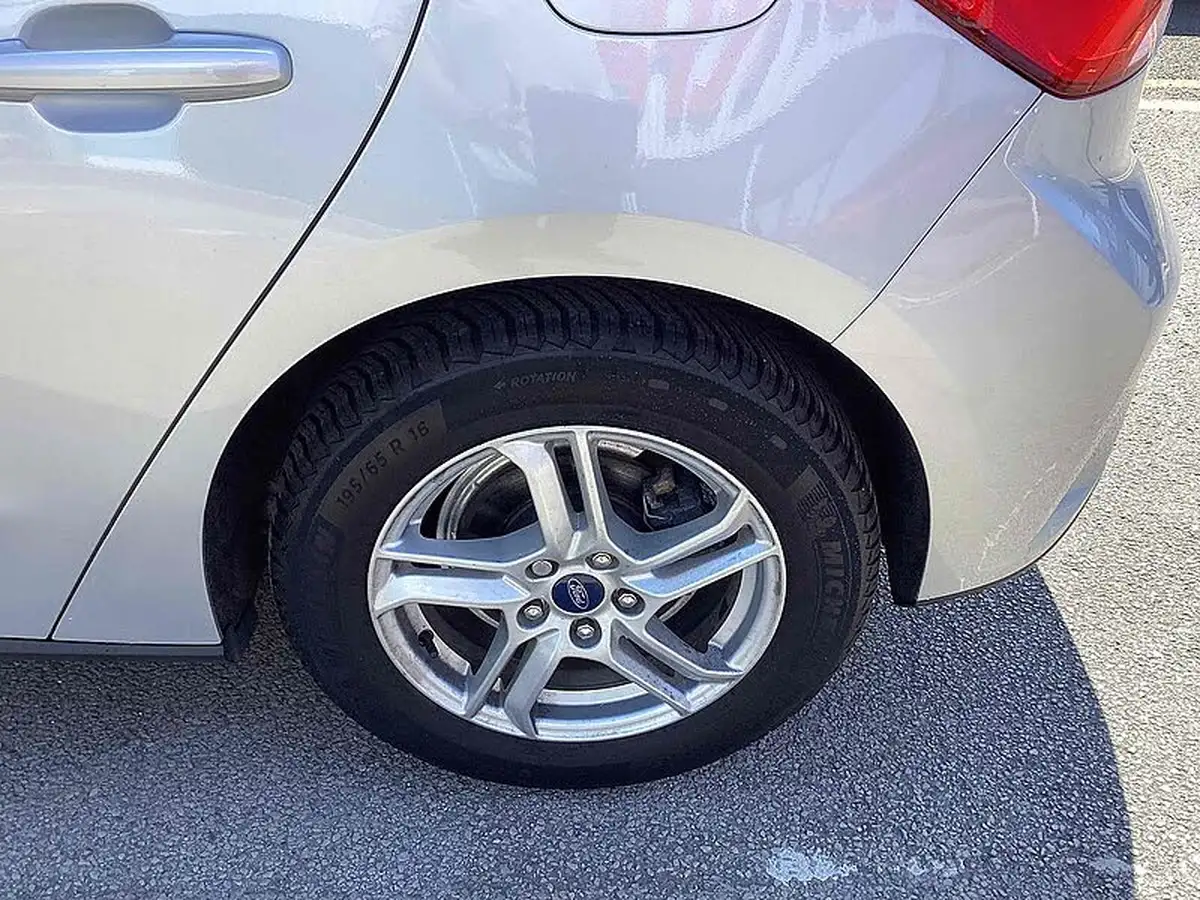 2019-ford-focus-15-zetec-95ps-ss-hatchback-big-17