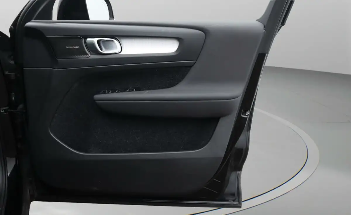 2021-volvo-xc40-15-t3-momentum-163bhp-big-14