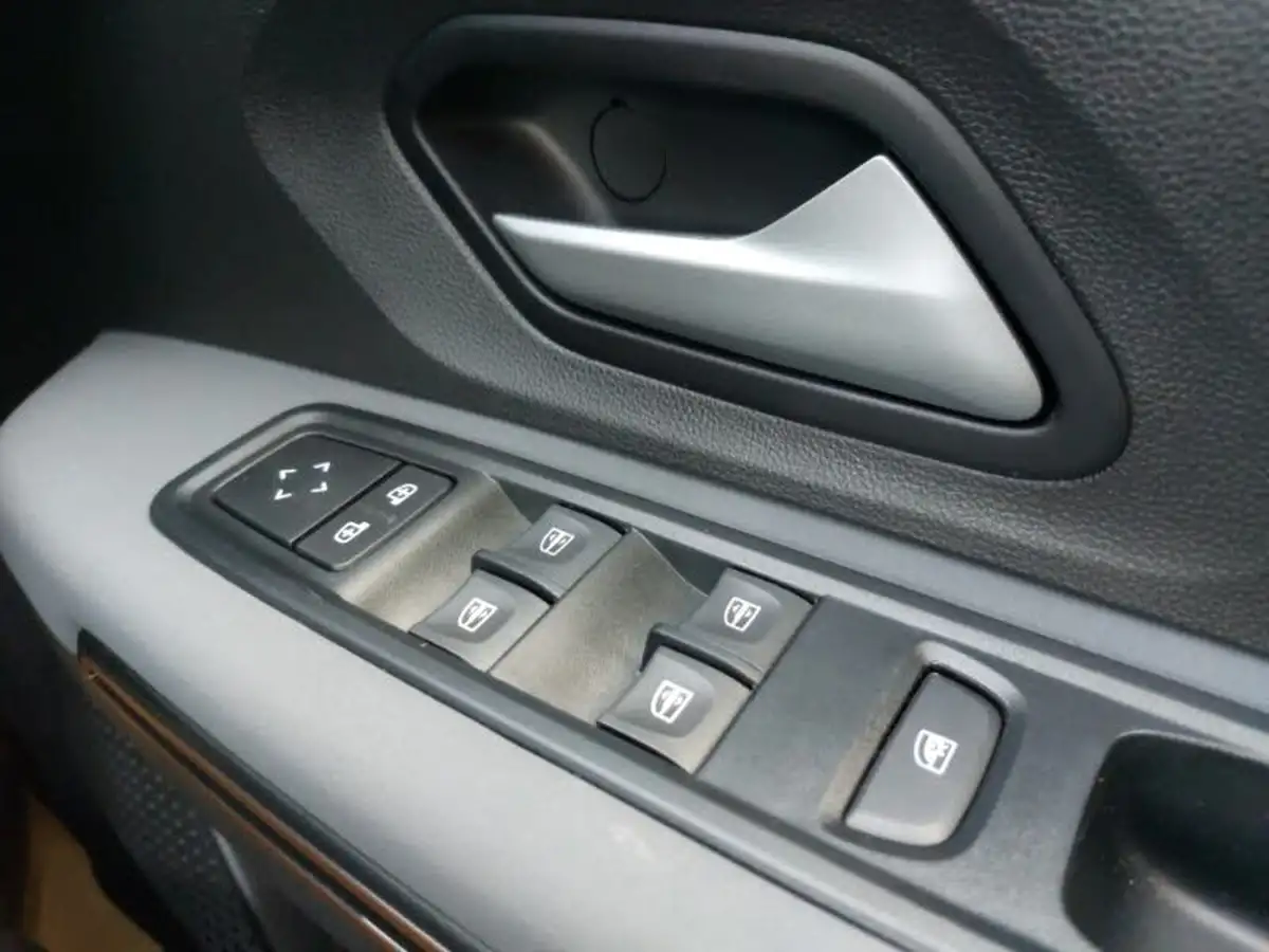 2024-dacia-sandero-stepway-10-tce-extreme-100bhp-bi-fuel-big-16
