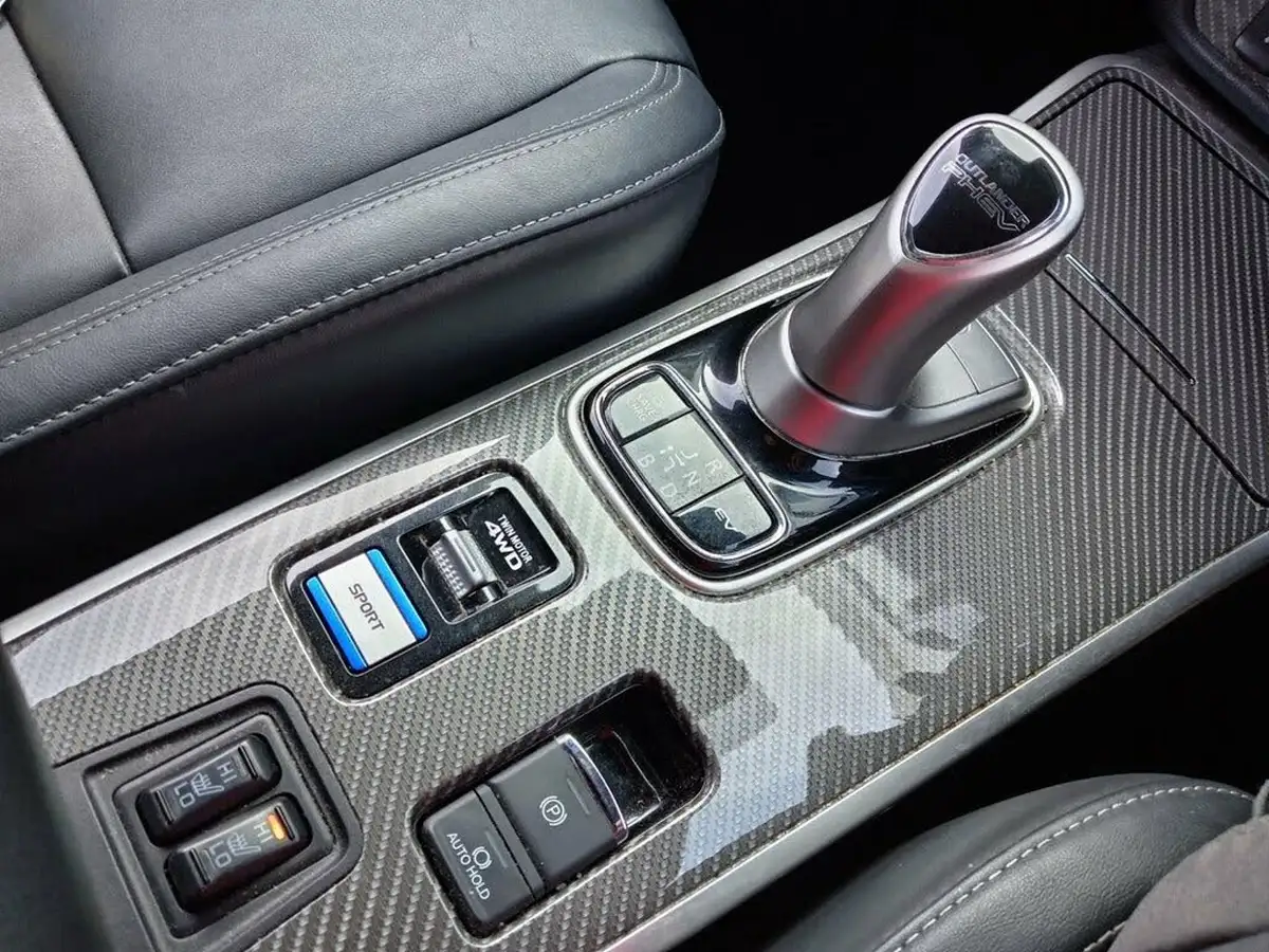 2019-mitsubishi-outlander-24-dynamic-safety-phev-big-13