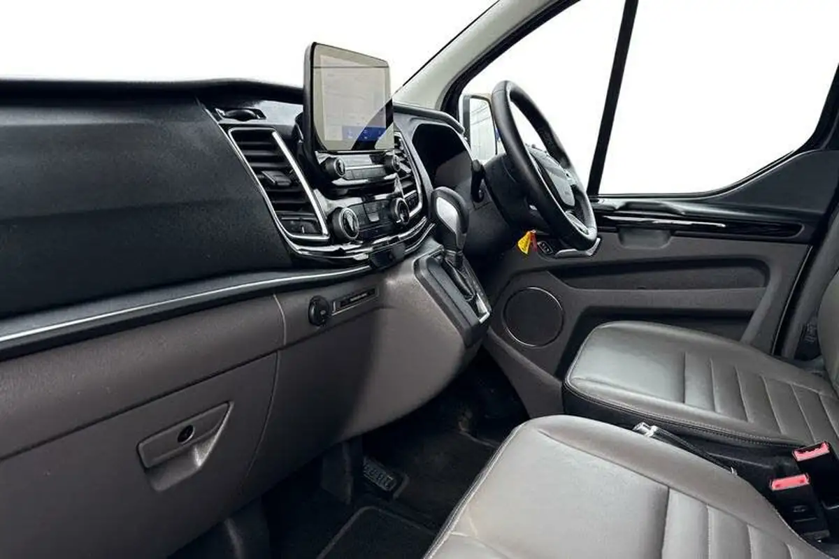 2023-ford-tourneo-custom-big-2