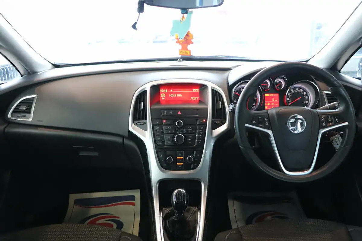 2013-vauxhall-astra-20td-sri-ss-estate-big-12