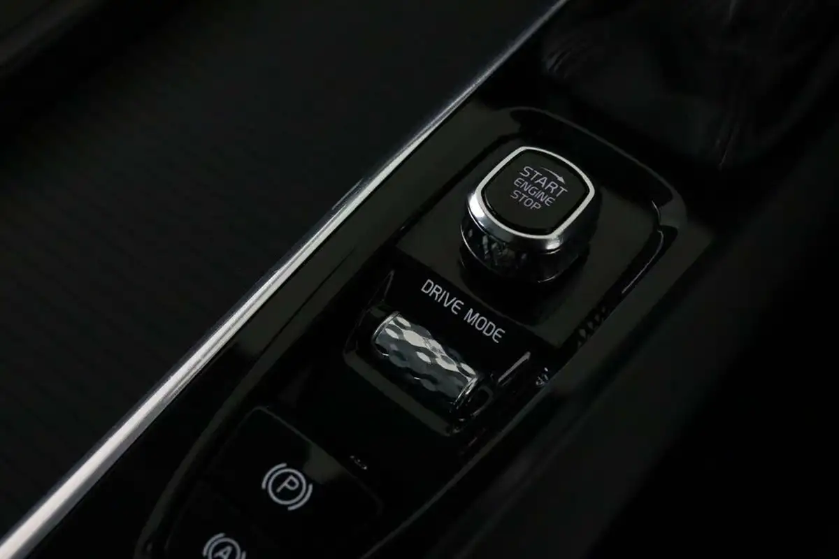 2020-volvo-xc60-20td-d4-momentum-big-22