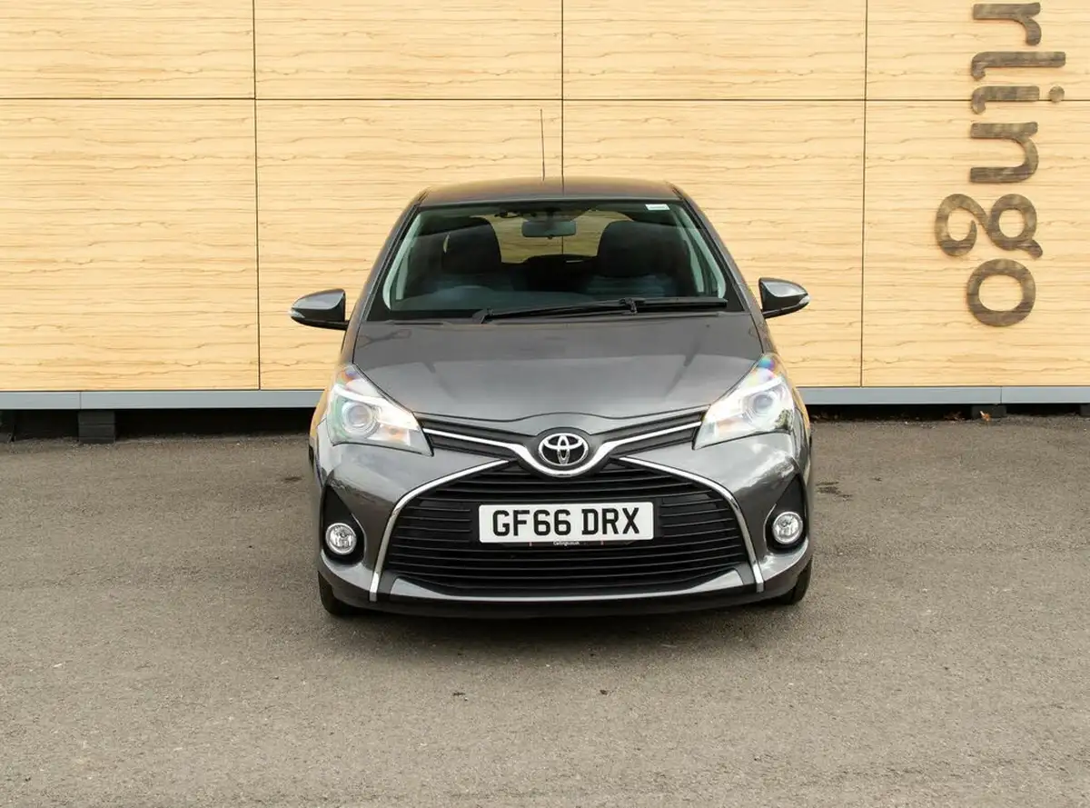 2016-toyota-yaris-133-icon-vvt-i-5d-big-5