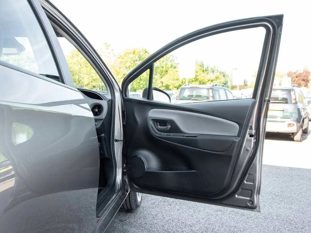 2017-toyota-yaris-15-vvt-i-icon-navi-hybrid-big-13