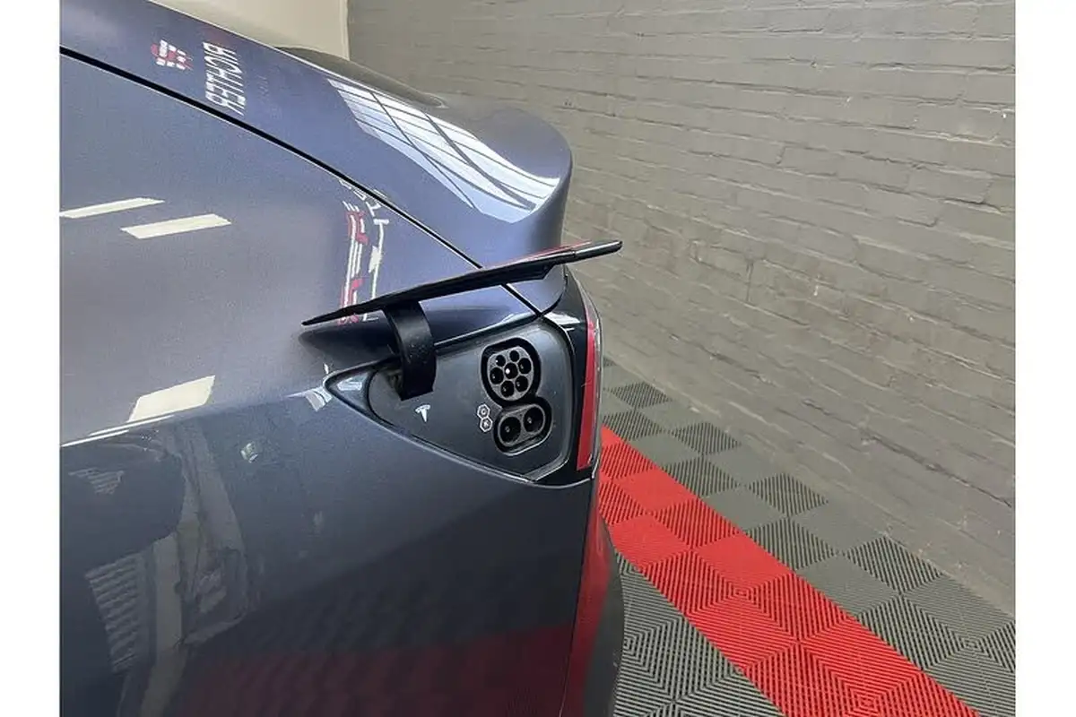 2022-tesla-model-y-e-long-range-big-7