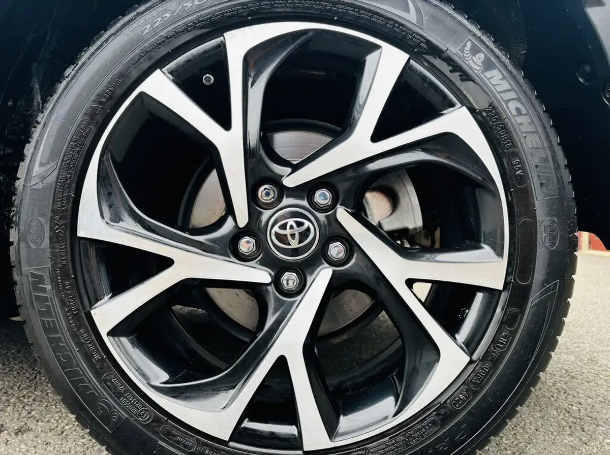 2017-toyota-c-hr-12-dynamic-big-24