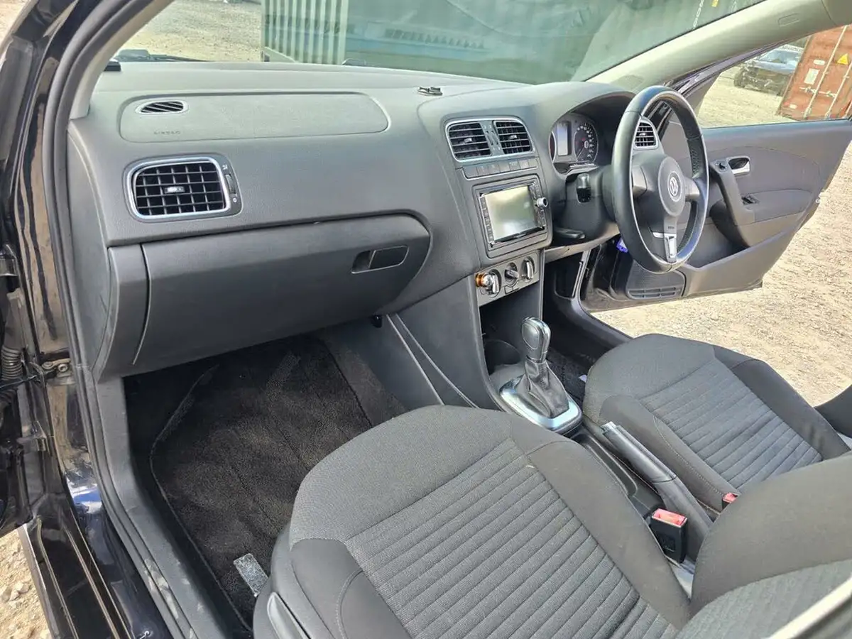 2014-volkswagen-polo-big-21