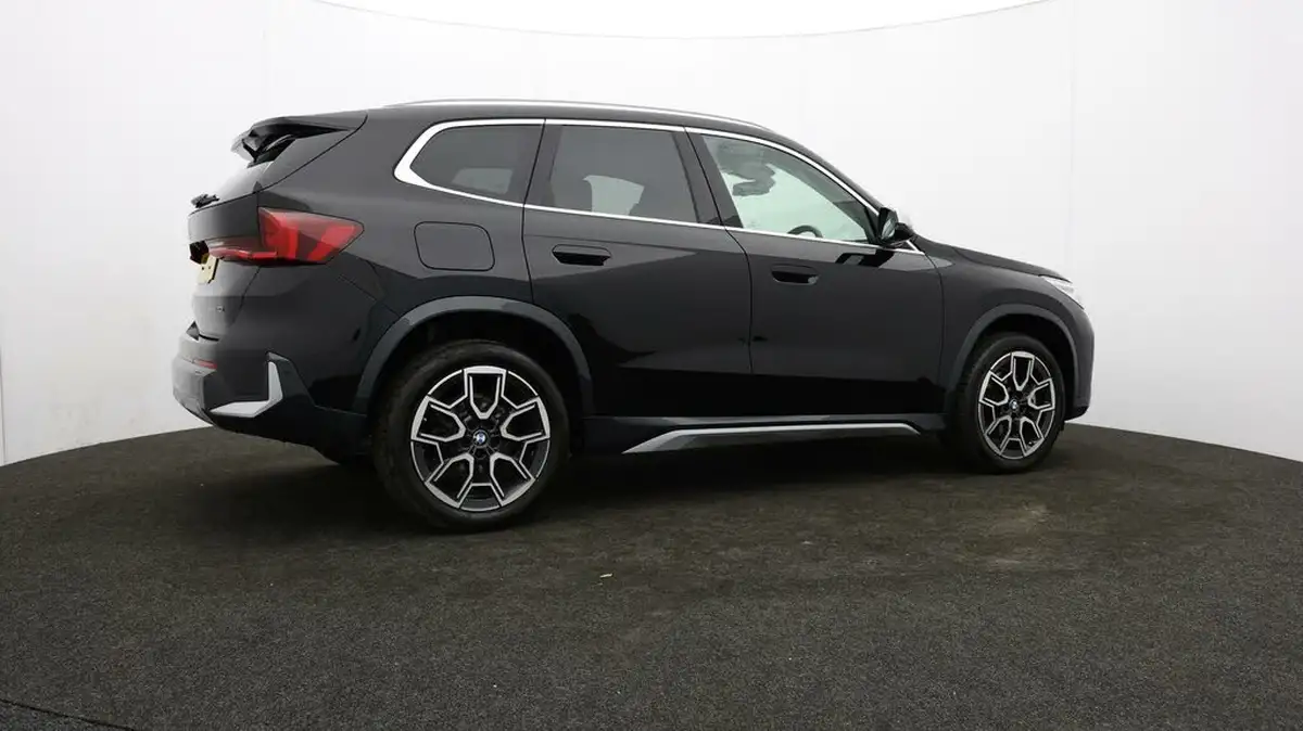 2022-bmw-x1-15-sdrive20i-xline-big-33