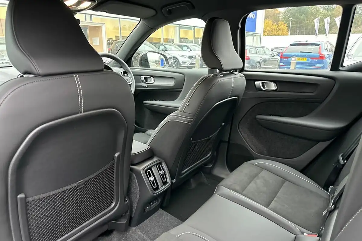2024-volvo-xc40-20-b3-plus-big-16