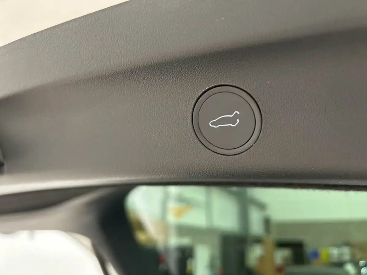 2022-tesla-model-y-e-long-range-big-6