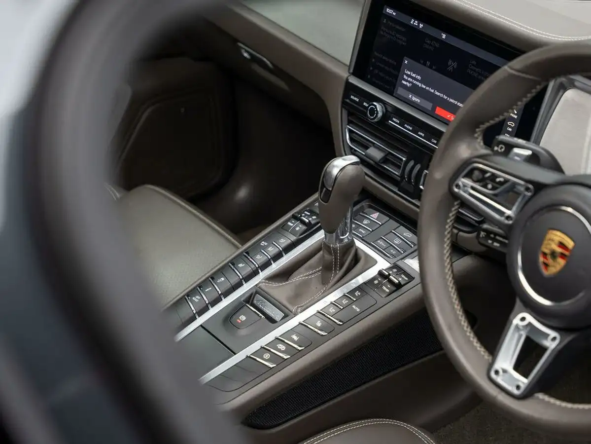 2021-porsche-macan-29-turbo-big-38