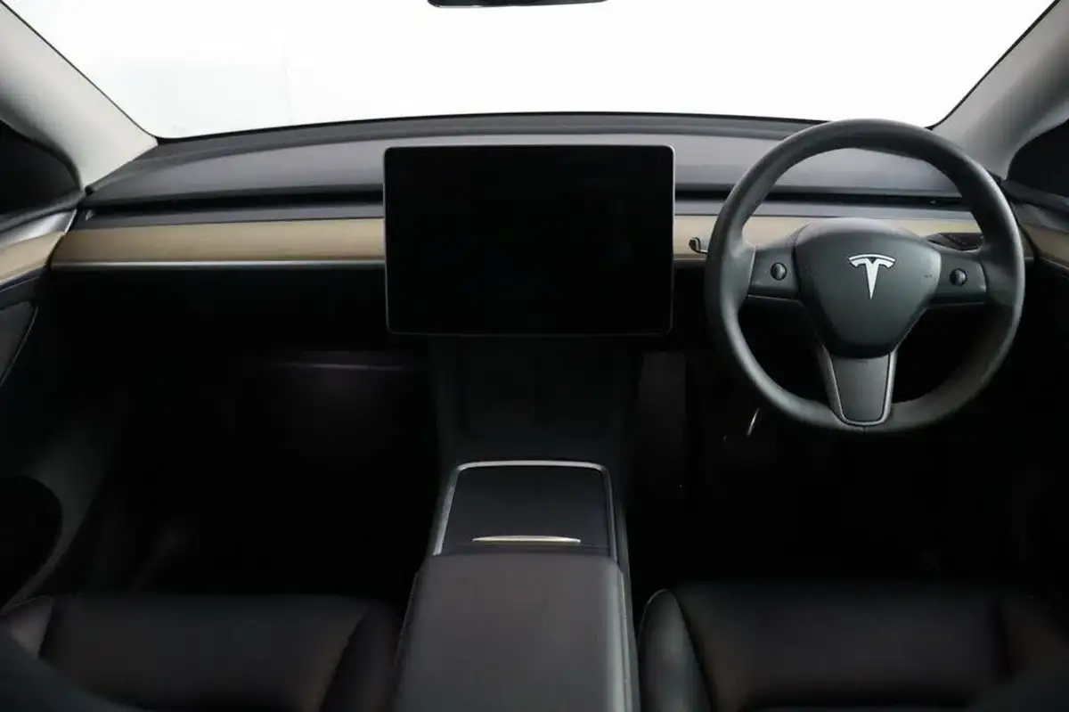 2022-tesla-model-y-e-long-range-big-7